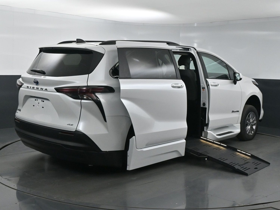 New 2025 Toyota Sienna Hybrid XLE Plus - BraunAbility Side Entry Entry Fold Out Automatic Ramp