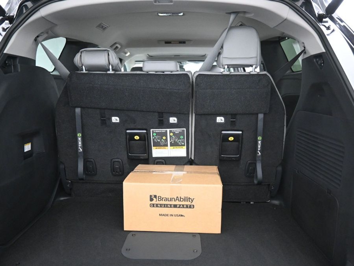 Black Toyota Sienna image number 15