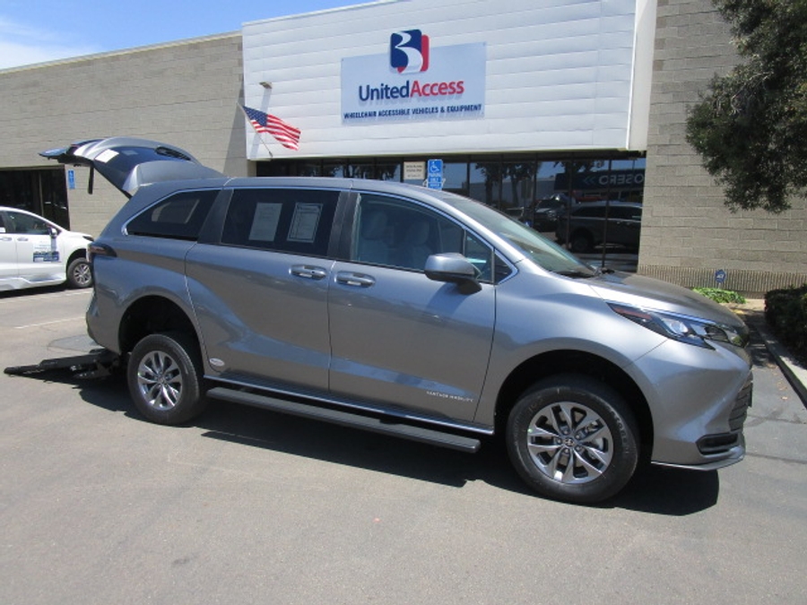 New 2026 Toyota Sienna Hybrid LE - Vantage Mobility Commercial Rear Entry Entry Fold Out Manual Ramp