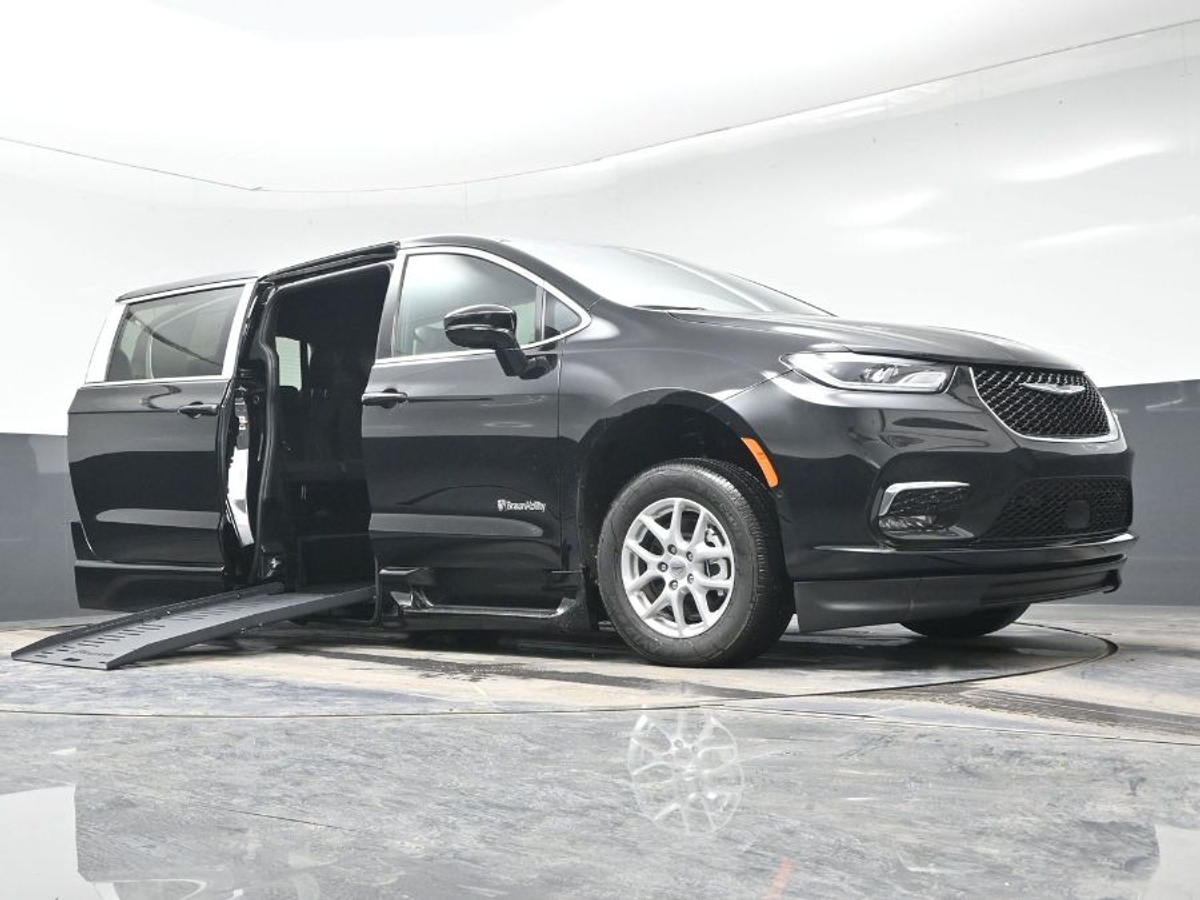 Black Chrysler Pacifica image number 18