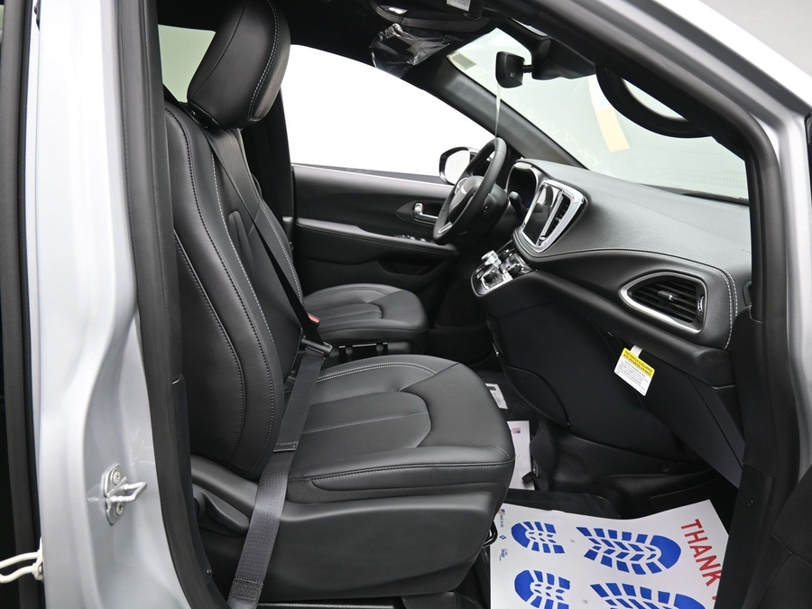 Silver Chrysler Pacifica image number 8