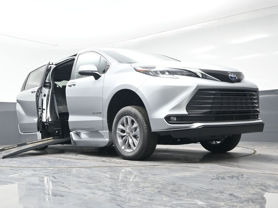 New 2025 Toyota Sienna Hybrid XLE Base - BraunAbility Side Entry Entry Fold Out Automatic Ramp