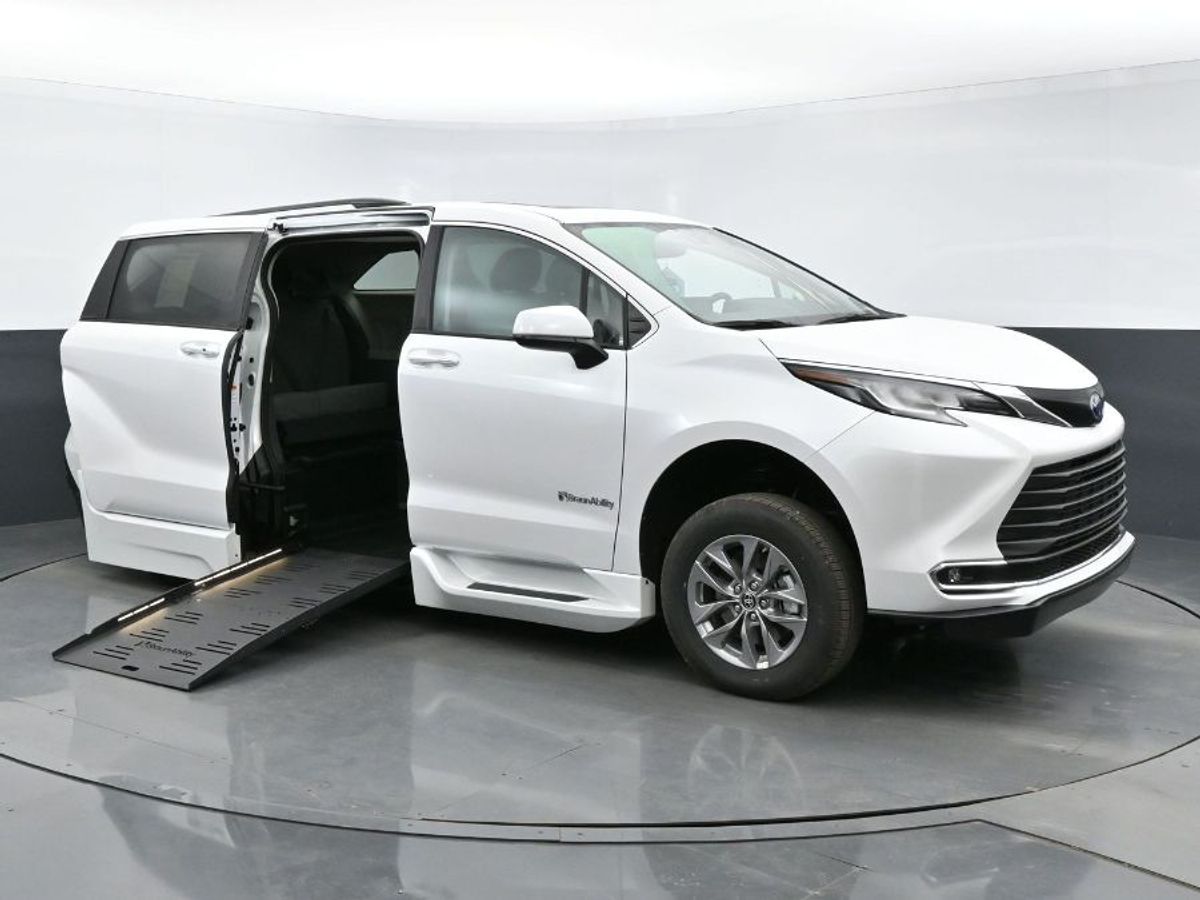 2023 Toyota Sienna XLE - Photo 18