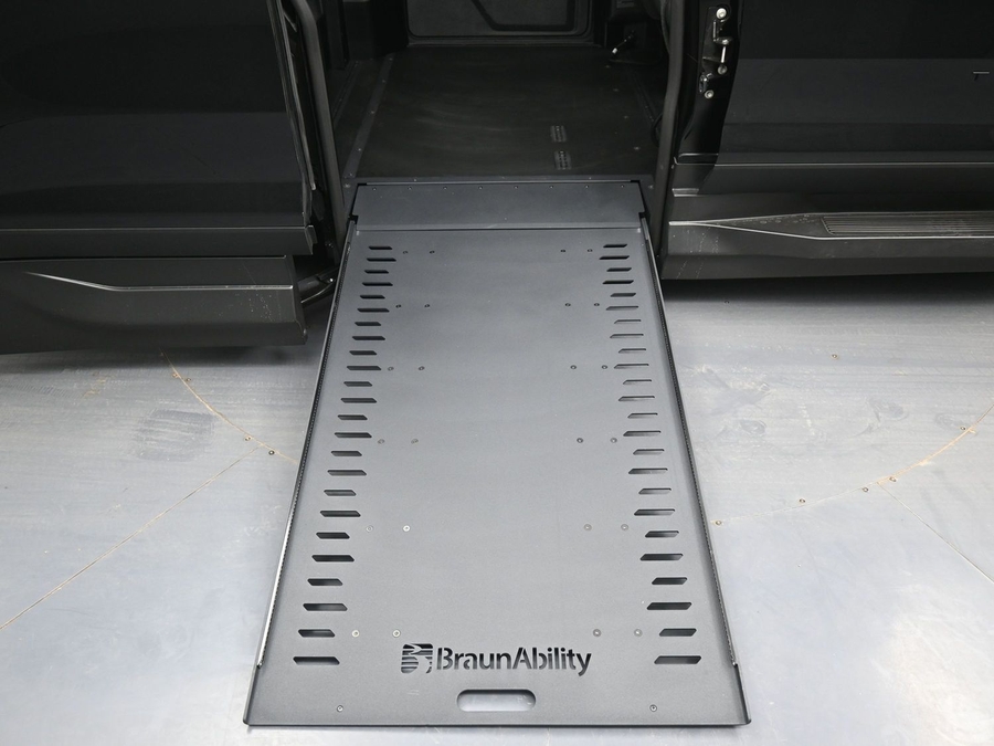 New 2026 Chevrolet Traverse 1LT Midnight - BraunAbility Side Entry In Floor Automatic Ramp
