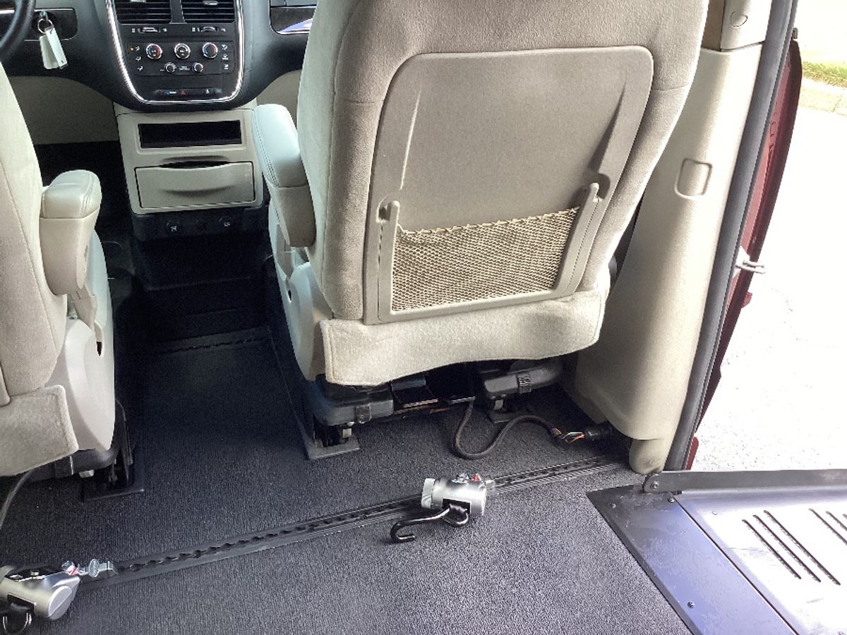 Red Dodge Grand Caravan image number 12
