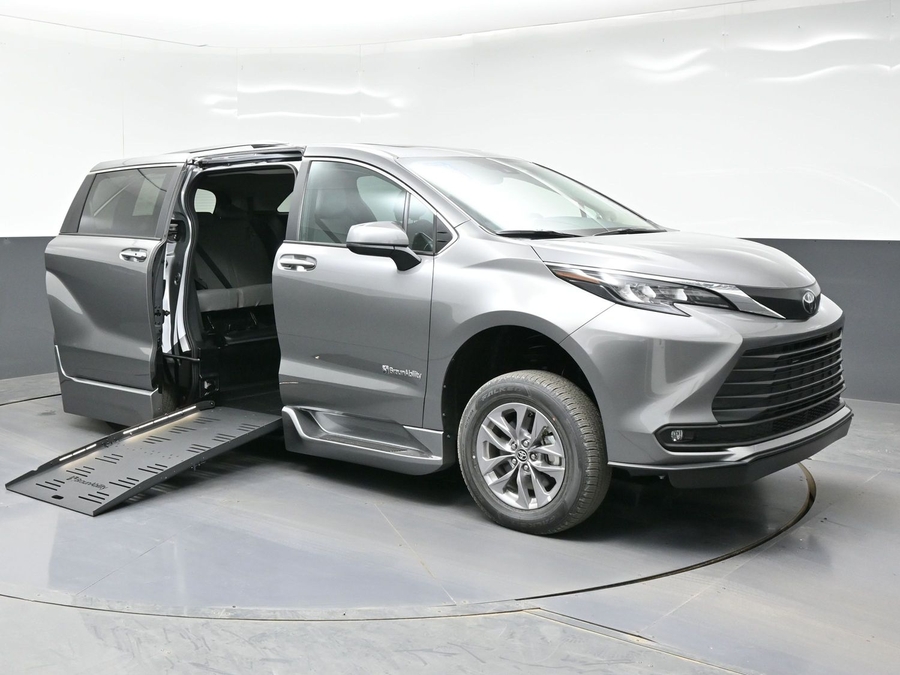 New 2026 Toyota Sienna Hybrid XLE Add - BraunAbility Side Entry Entry Fold Out Automatic Ramp