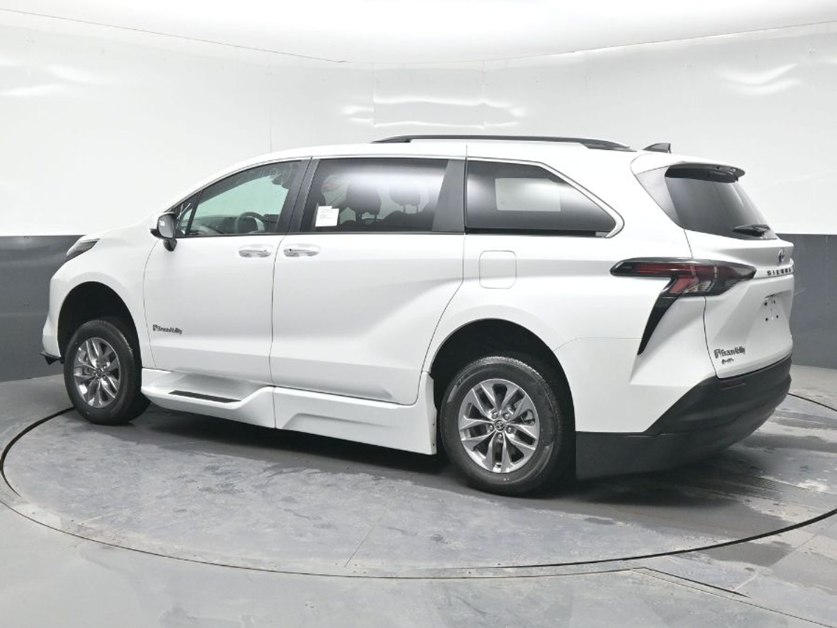 2025 TOYOTA SIENNA - Image 4