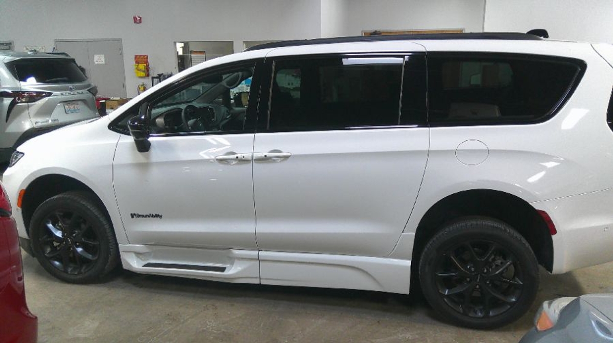 2024 CHRYSLER PACIFICA - Image 4