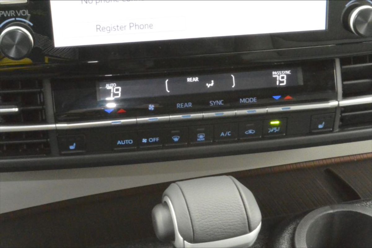 Black Toyota Sienna image number 19