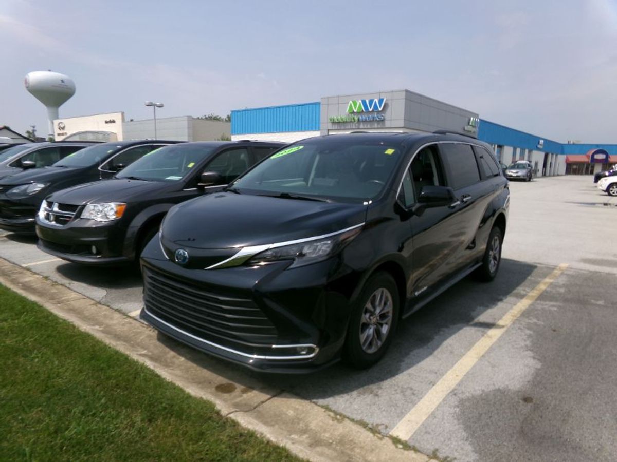 2024 TOYOTA SIENNA - Image 3