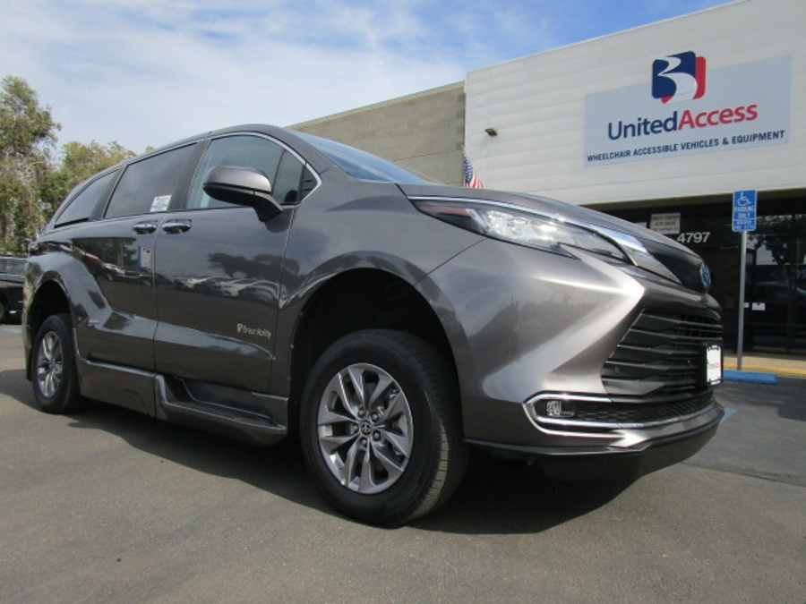 Used 2023 Toyota Sienna Hybrid XLE Base - BraunAbility Side Entry Entry In Floor Automatic Ramp