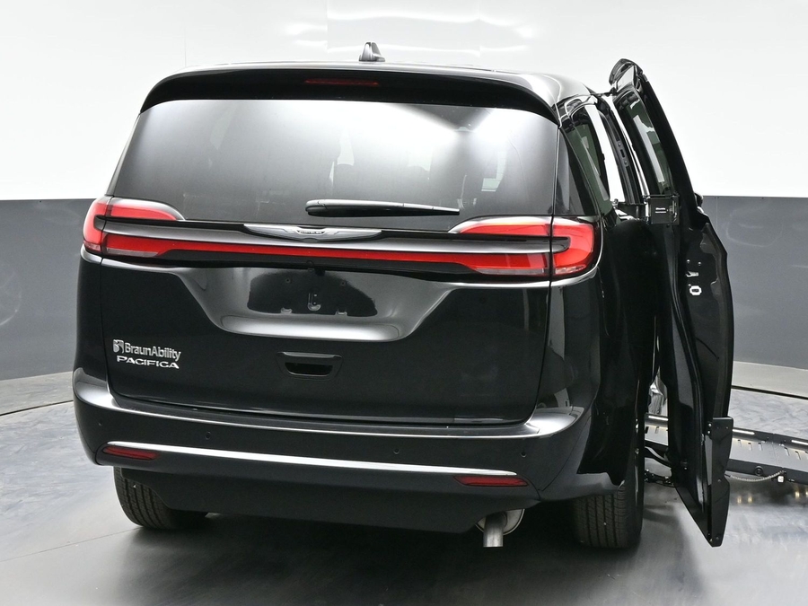 New 2026 Chrysler Pacifica Select Plus - BraunAbility Side Entry Entry Fold Out Automatic Ramp