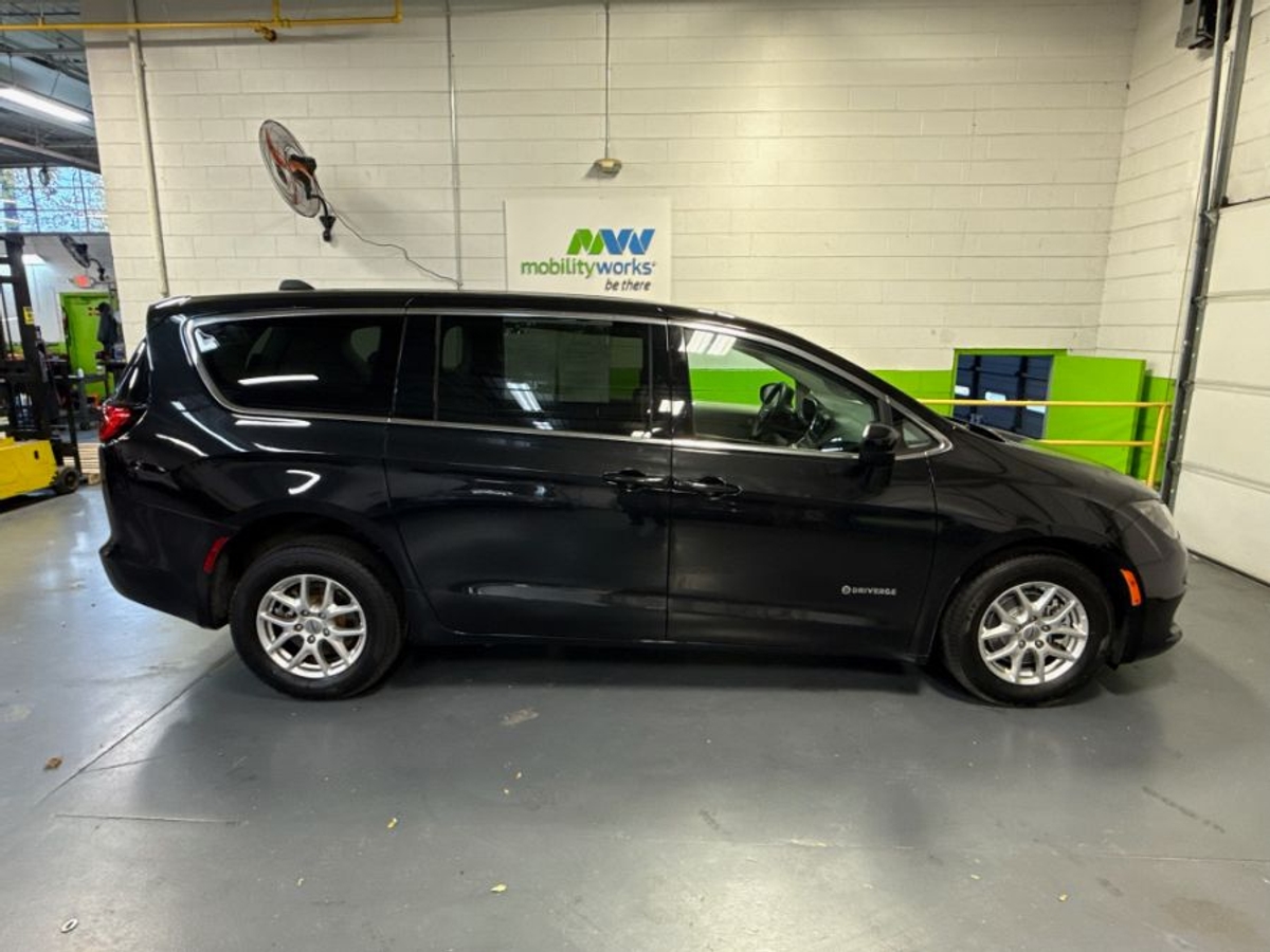 2024 CHRYSLER VOYAGER - Image 4