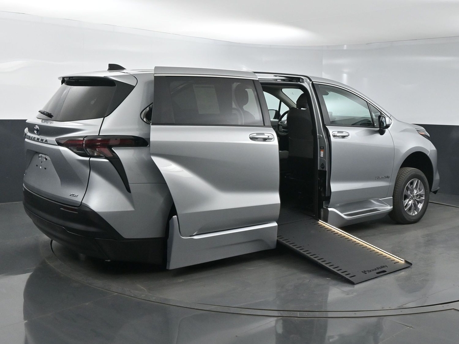New 2025 Toyota Sienna Hybrid XLE Base - BraunAbility Side Entry Entry In Floor Automatic Ramp