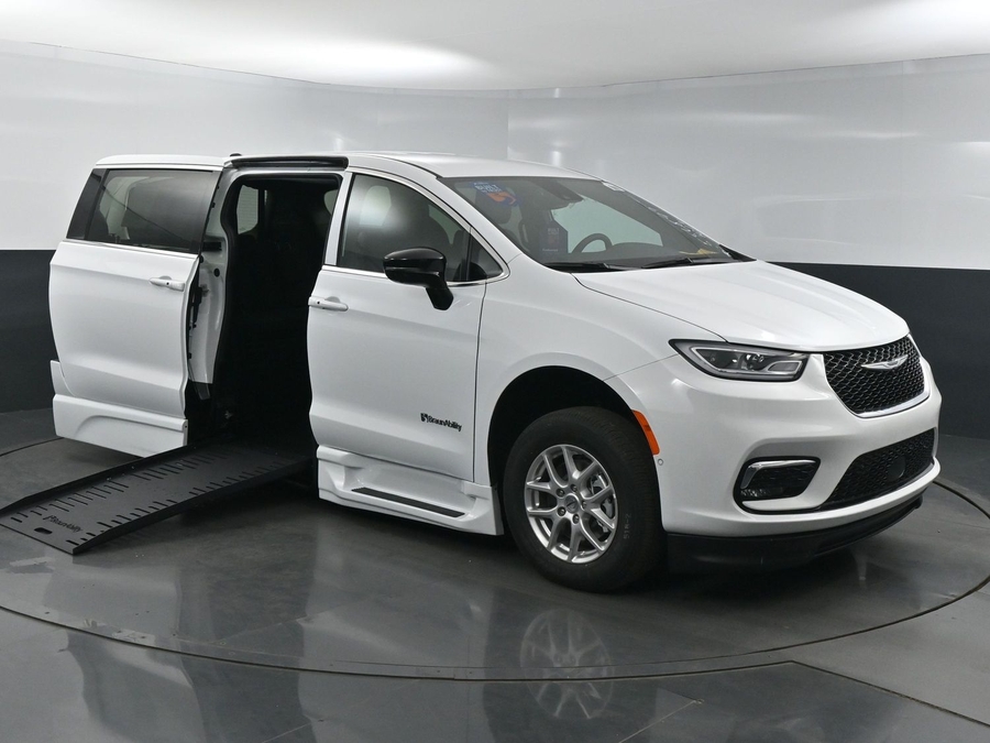 New 2025 Chrysler Pacifica Select Safety - BraunAbility Side Entry Entry Fold Out Automatic Ramp