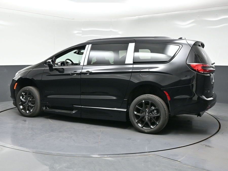 New 2026 Chrysler Pacifica Select Sport - BraunAbility Side Entry Fold Out Automatic Ramp