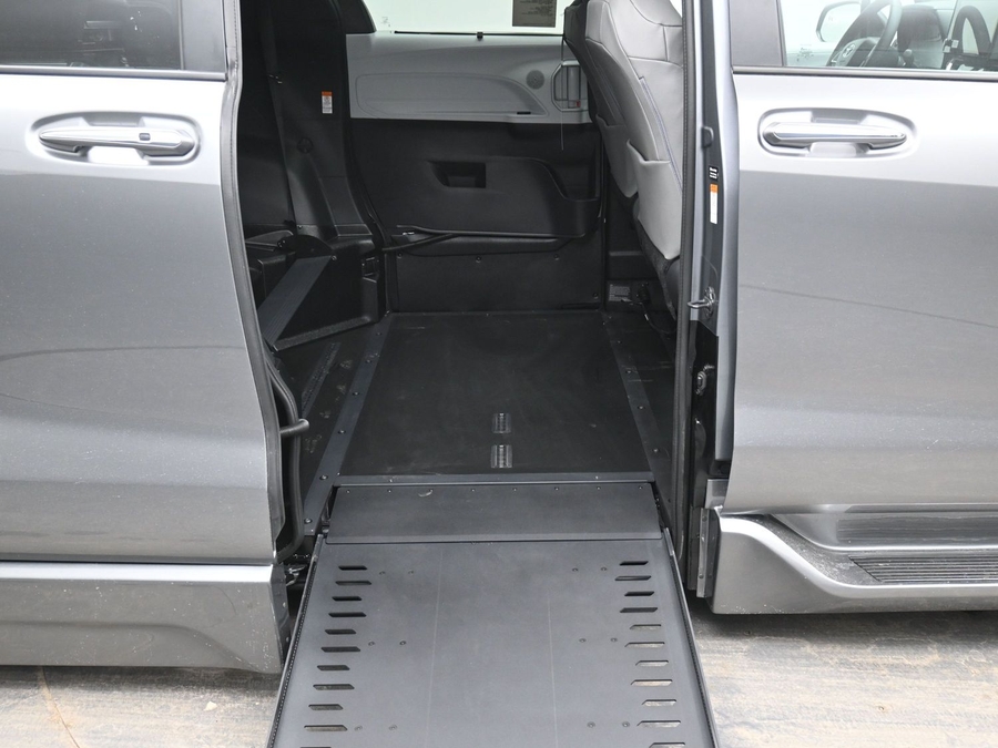 Grey Toyota Sienna image number 23
