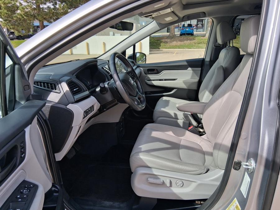 Silver Honda Odyssey image number 7