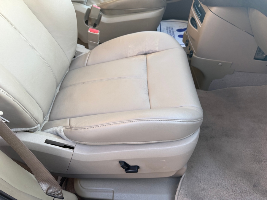  Chrysler Town and Country image number 10