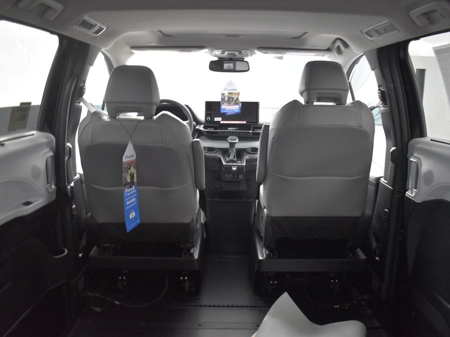New 2025 Toyota Sienna Hybrid XLE Plus - BraunAbility Side Entry Entry In Floor Automatic Ramp