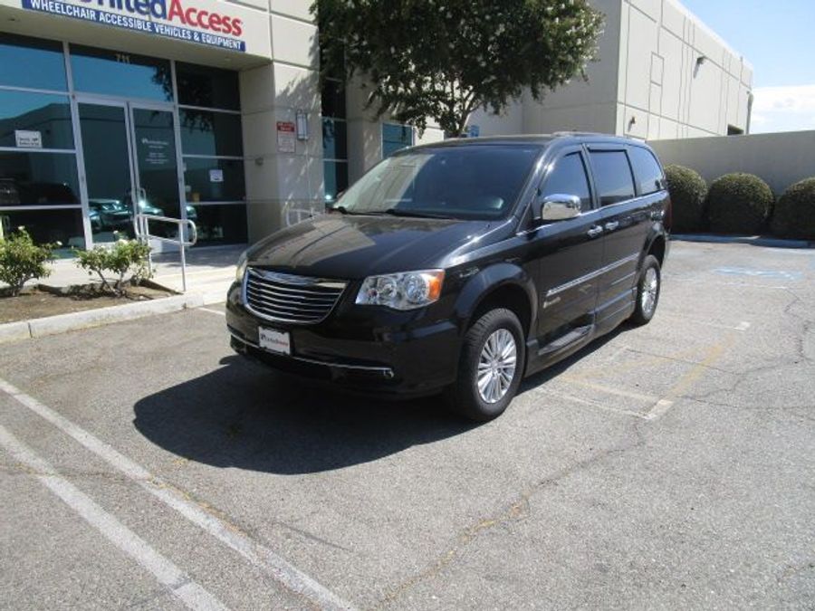 Used 2015 Chrysler Town and Country Touring-L - BraunAbility Side Entry Entry In Floor Automatic Ramp