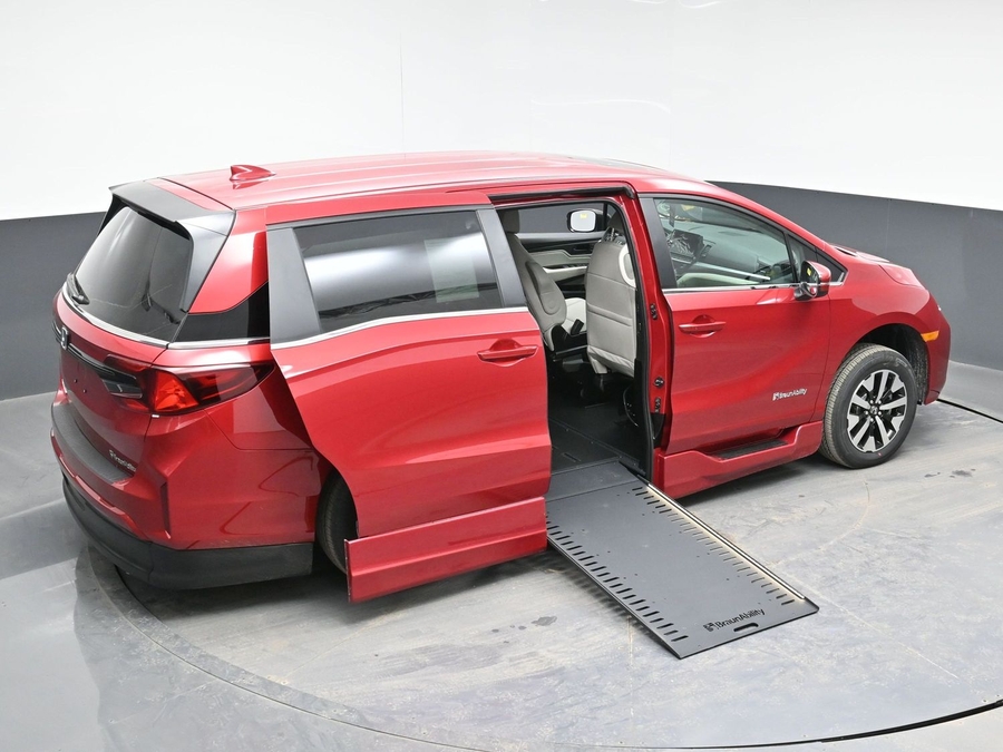 Red Honda Odyssey image number 25