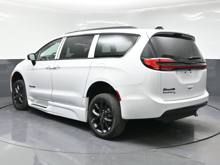 White Chrysler Pacifica image number 9