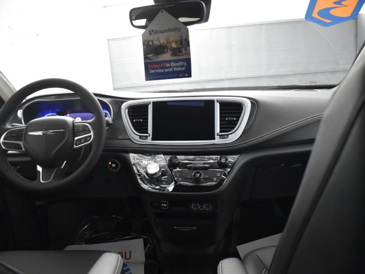 2025 CHRYSLER PACIFICA - Image 13
