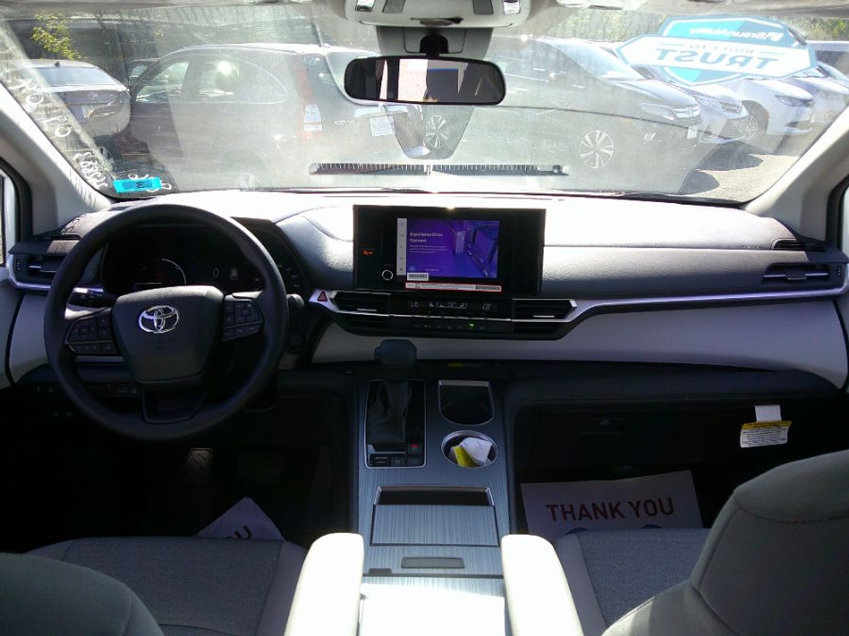 White Toyota Sienna image number 16