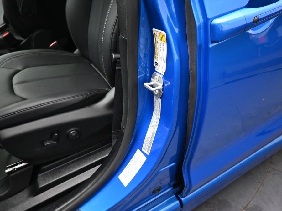 Blue Chrysler Pacifica image number 13