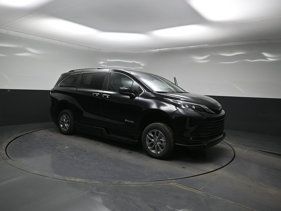 Black Toyota Sienna image number 17