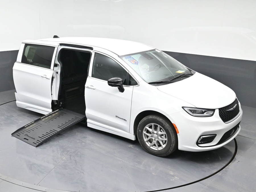 White Chrysler Pacifica image number 22