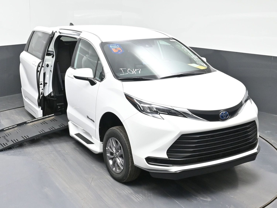 New 2025 Toyota Sienna Hybrid LE - BraunAbility Side Entry Entry Fold Out Automatic Ramp