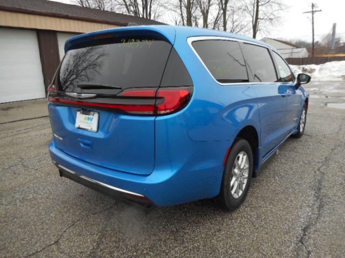Blue Chrysler Pacifica image number 5