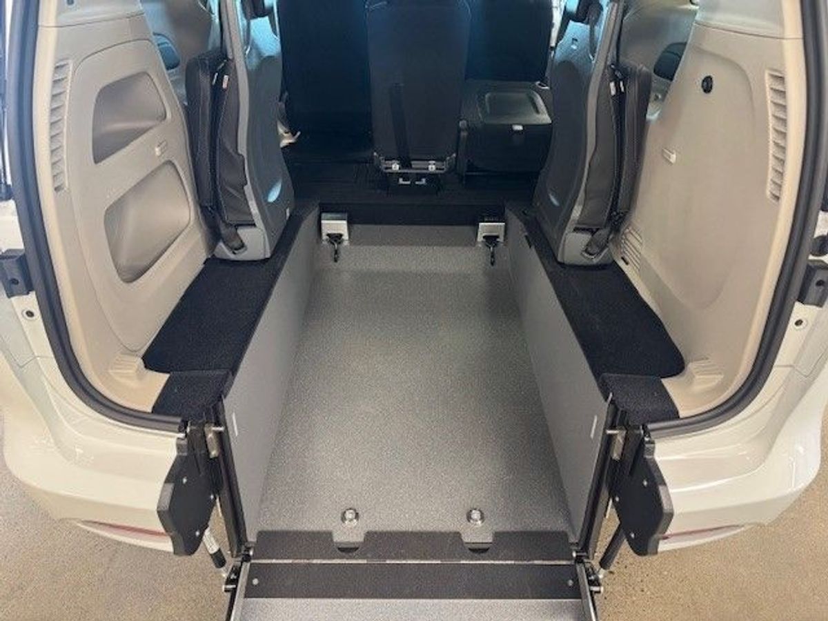 White Chrysler Voyager image number 11