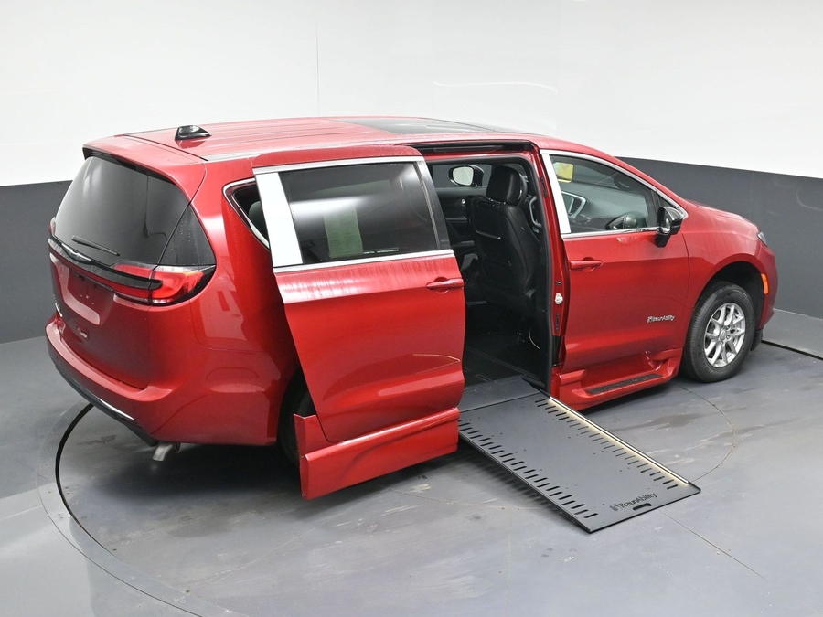 New 2026 Chrysler Pacifica Select Plus - BraunAbility Side Entry In Floor Automatic Ramp