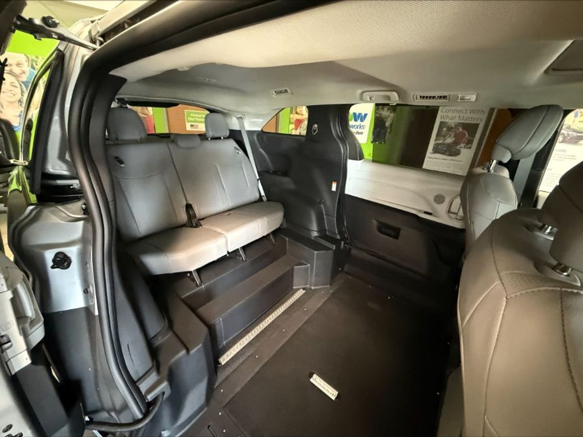 Silver Toyota Sienna image number 6