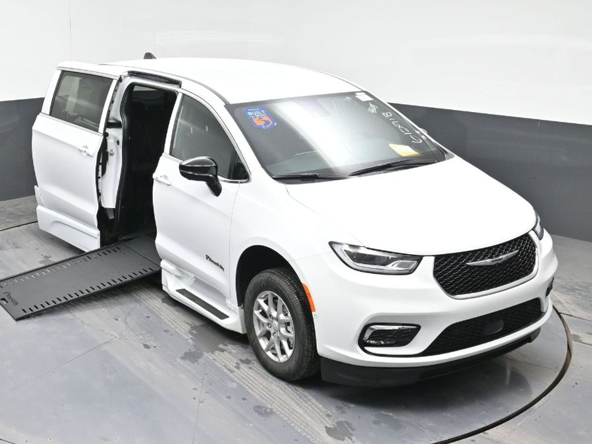 White Chrysler Pacifica image number 22
