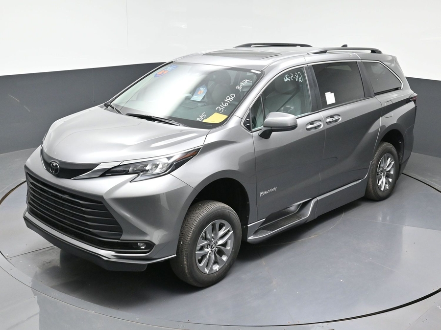 New 2026 Toyota Sienna Hybrid XLE Base - BraunAbility Side Entry Fold Out Automatic Ramp