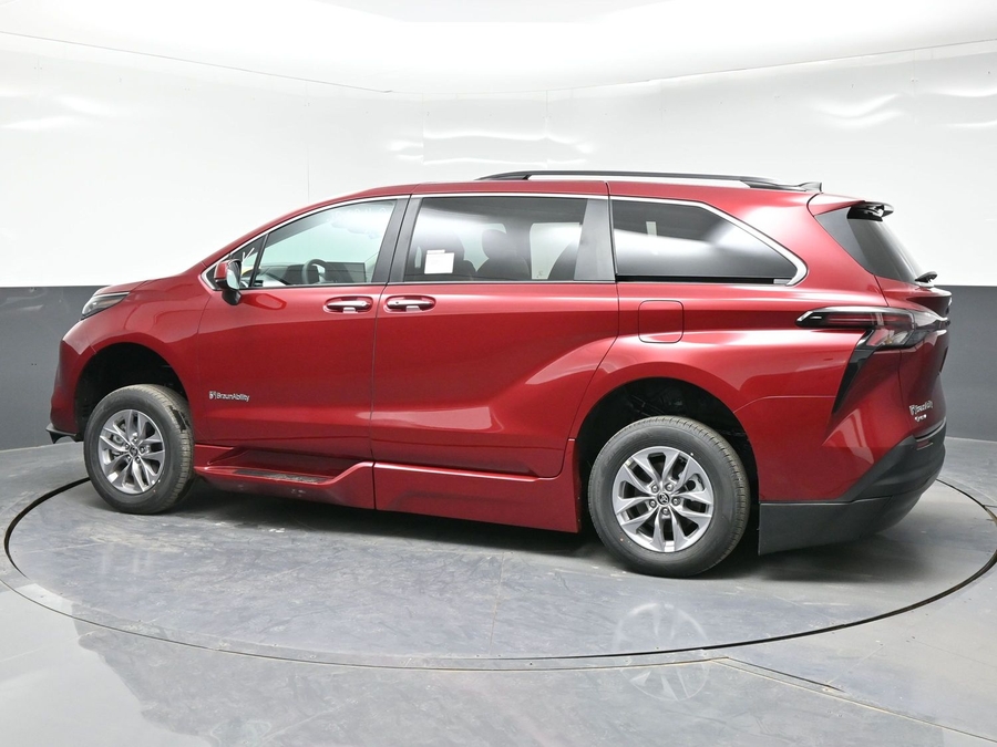 Red Toyota Sienna image number 3