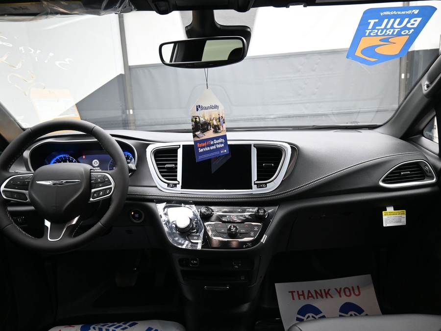 New 2026 Chrysler Pacifica Select Safety - BraunAbility Side Entry Entry Fold Out Automatic Ramp