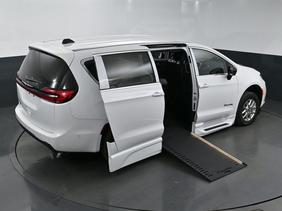 New 2025 Chrysler Pacifica Select Safety - BraunAbility Side Entry Entry In Floor Automatic Ramp