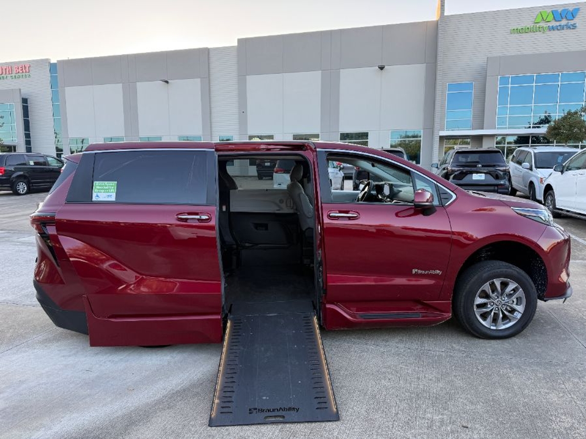 2025 TOYOTA SIENNA - Image 9