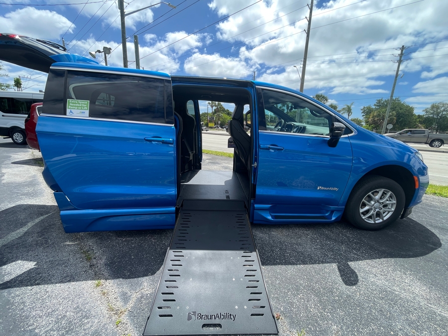Blue Chrysler Pacifica image number 10