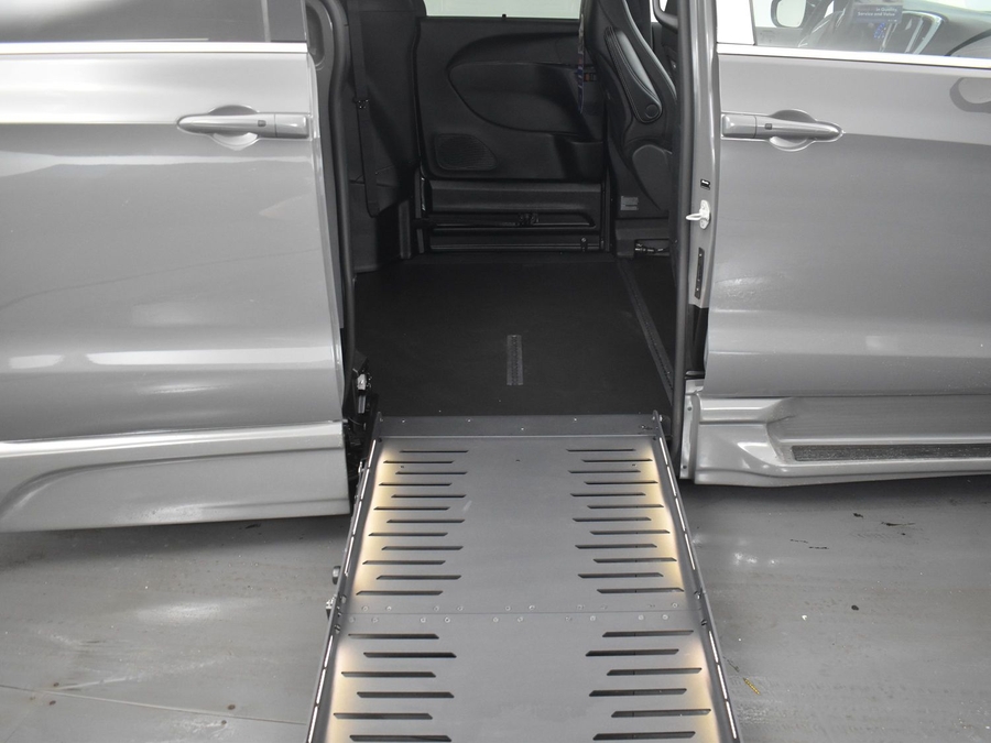 New 2025 Chrysler Pacifica Select Safety - BraunAbility Side Entry Entry Fold Out Automatic Ramp