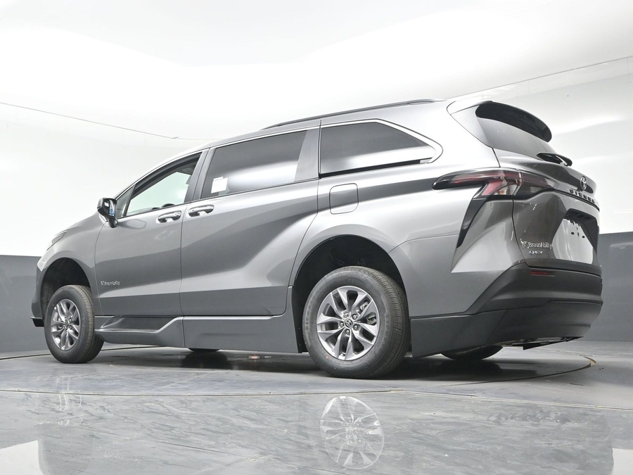 Grey Toyota Sienna image number 18