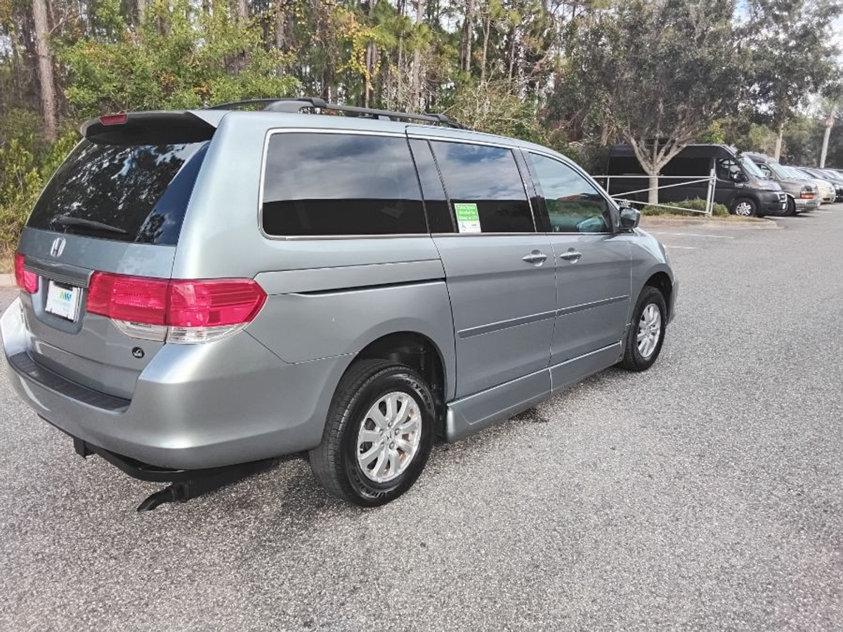 Blue Honda Odyssey image number 3