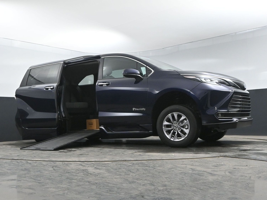 New 2025 Toyota Sienna Hybrid XLE Plus - BraunAbility Side Entry Entry In Floor Automatic Ramp