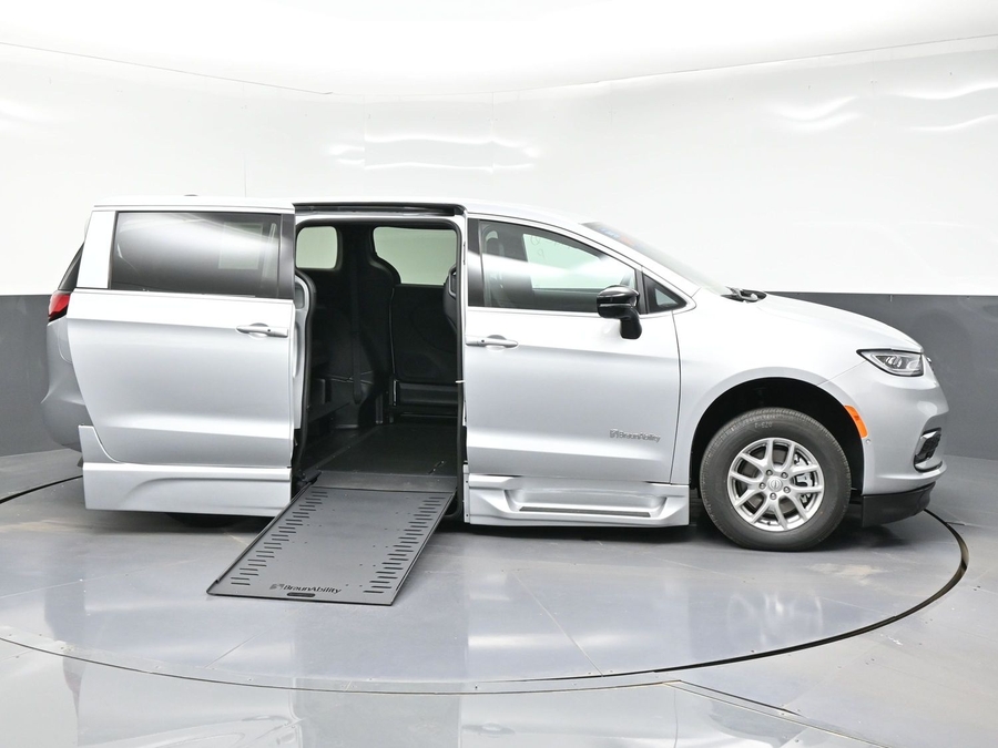 Silver Chrysler Pacifica image number 9