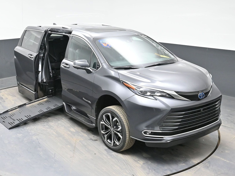 Grey Toyota Sienna image number 22